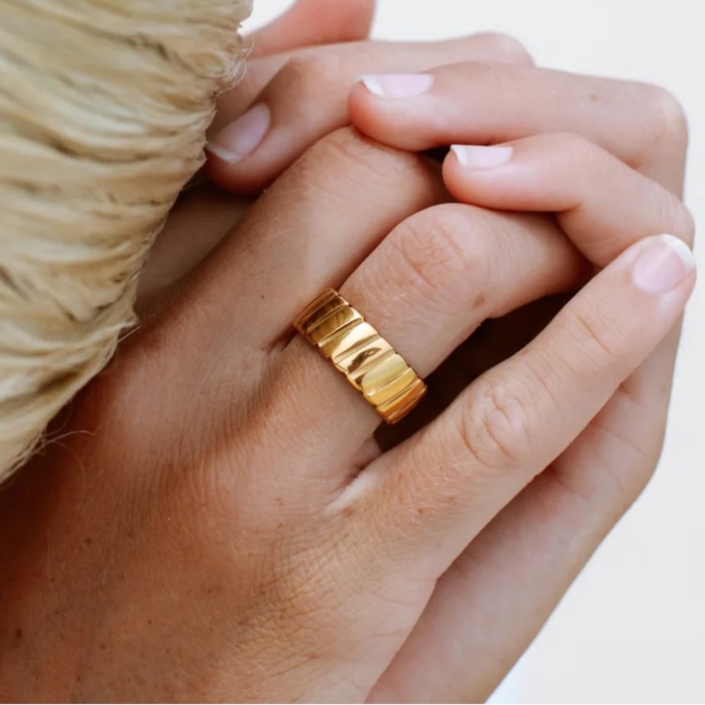 Atolea 18 K Gold Chunky Bold Ring Size 6